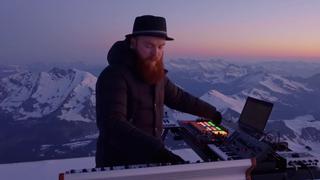 DJ da un recital en los Alpes Suizos y deja maravillados a los seguidores de la música electrónica