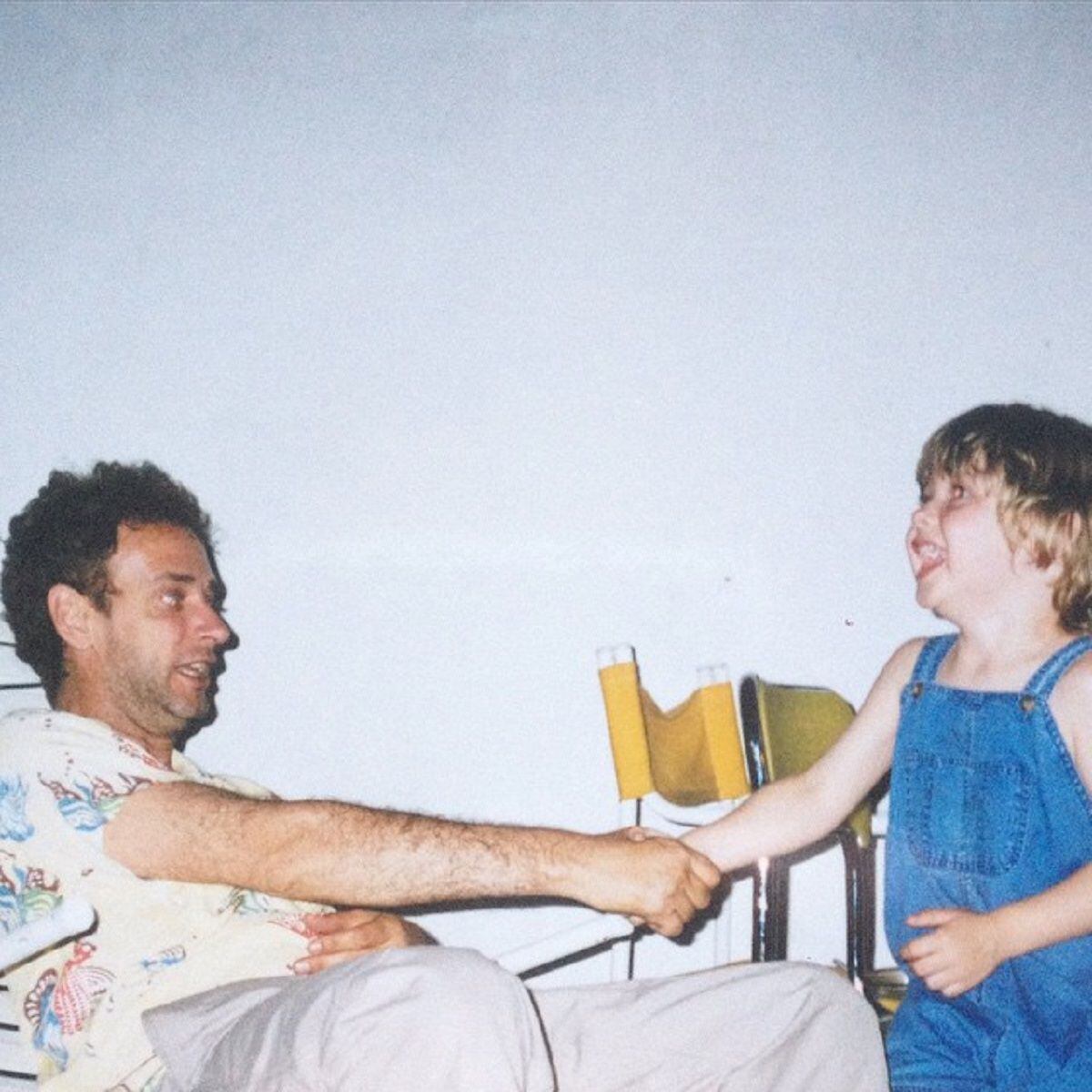 Julián Cañeque Cerati cuando era un niño al lado de su tío Gustavo Cerati (Foto: Julián Cañeque Cerati/ Instagram)