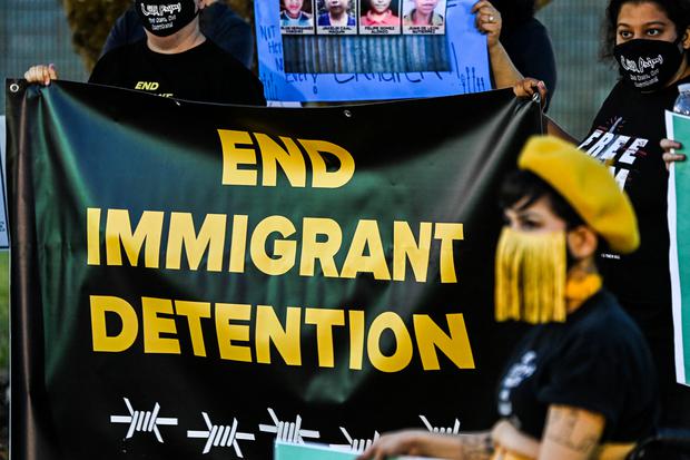 Imagen de archivo de manifestantes protestando ante el Centro de Detención de Homestead, en el condado de Miami-Dade, Florida,  exigiendo el fin de la deportación de inmigrantes y la detención de niños inmigrantes. (Foto: AFP).