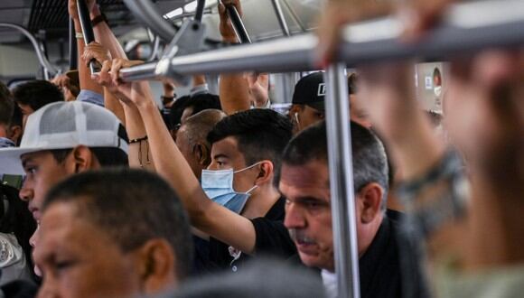 Imagen de un hombre usando una mascarilla de protección en Medellín usando el transporte público (Foto: AFP)