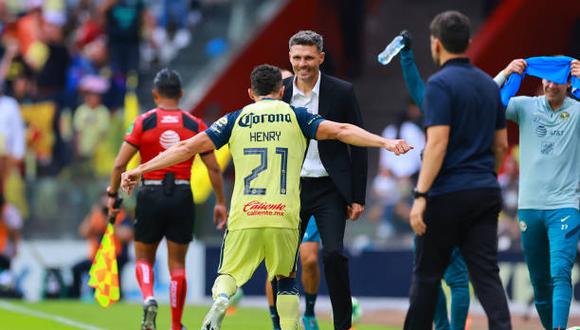 MEXICO CITY, MEXICO - MAY 14: Henry Martín celebrates with Fernando Ortiz, head coach of America after scoring his team’s first goal during the quarterfinals second leg match between America and Puebla as part of the Torneo Grita Mexico C22 Liga MX at Azteca Stadium on May 14, 2022 in Mexico City, Mexico. (Photo by Hector Vivas/Getty Images)