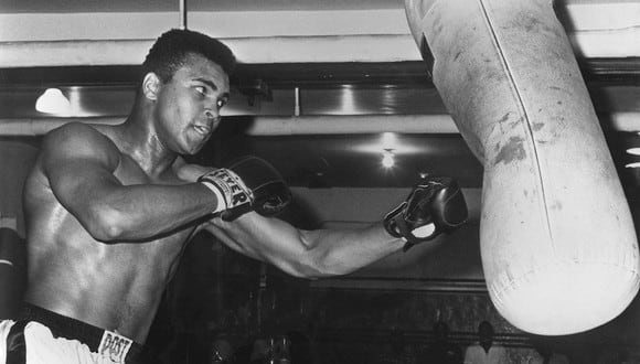 Muhammad Ali, un día como hoy, fue despojado de sus títulos por no querer combatir en la Guerra de Vietnam. (Foto: AFP)