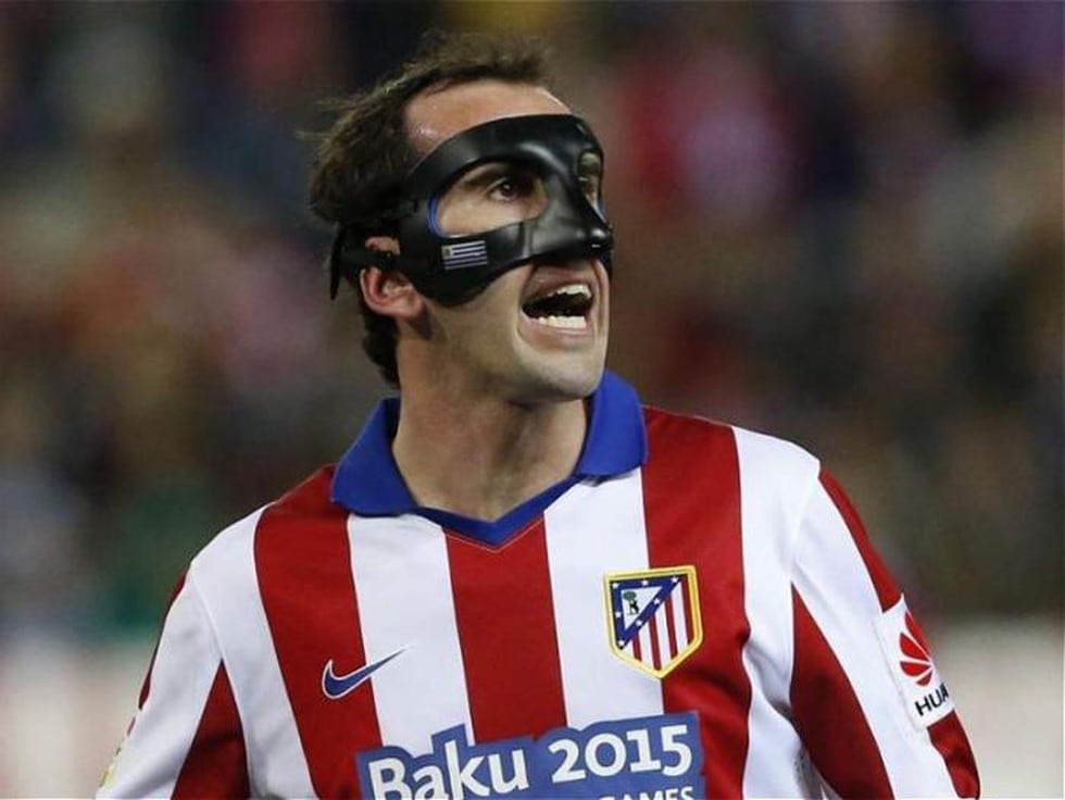 Las 10 estrellas del fútbol que han usado máscara protectora