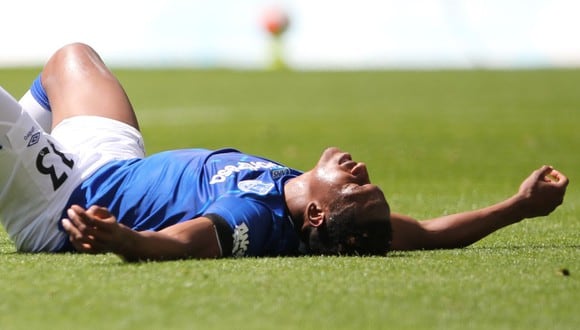 Yerry Mina salió lesionado a los 30 minutos del Everton vs. Wolverhampton. (Foto: AFP)