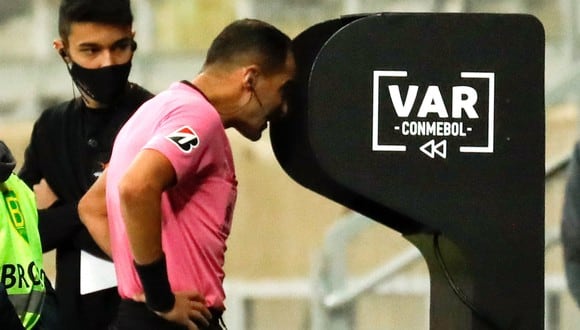El VAR se utiliza en partidos de CONMEBOL desde hace cuatro años. (AFP)