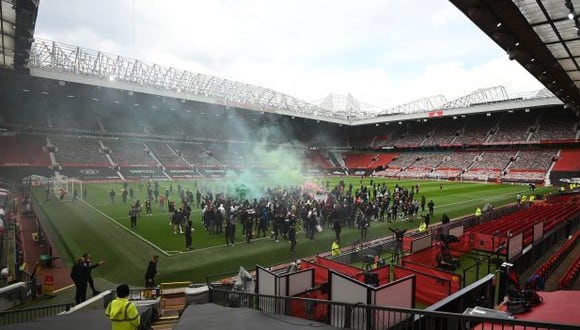 Hinchas de Manchester United invadieron el campo de Old Trafford para protestar contra los dueños. (Foto: AFP)