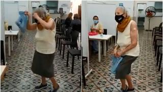 El baile viral con el que una anciana celebra que la hayan vacunado contra el covid-19