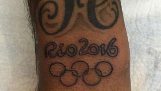 Neymar se tiñó el cabello y tatuó los aros olímpicos de Río 2016