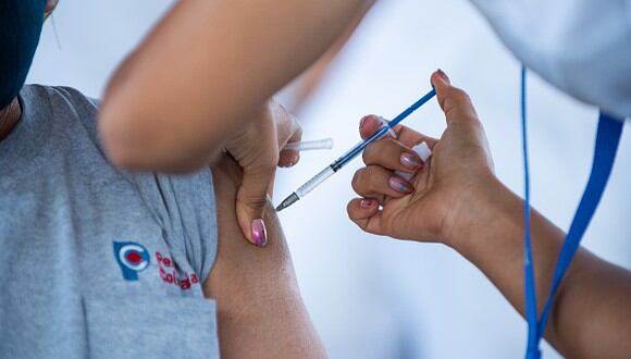 Link de registro para personas entre 50 y 59 años en México: inscríbete para recibir la vacuna contra el COVID-19 aquí (Foto: Getty Images)