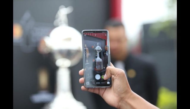 Así luce en Lima el trofeo de la Copa Libertadores. (Foto: Violeta Ayasta / GEC)