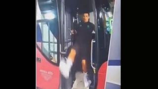 Por poco y se lesiona: Cristiano Ronaldo sufrió resbalón al bajar de bus en Macedonia [VIDEO]