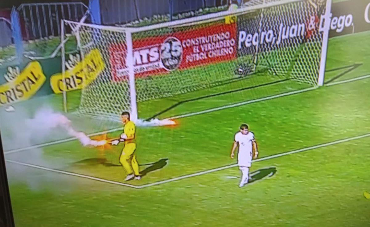 Hinchas chilenos arrojaron bengalas al campo en el inicio del Colo Colo-Universidad Católica por semis de la Copa Chile. (Foto: Twitter)