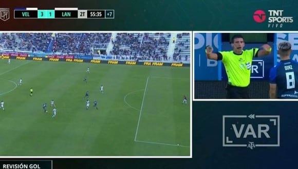 El árbitro tardó más de diez minutos en validar un gol en el Vélez-Lanús. (Captura: TNT Sports)