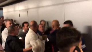 ¡Pudo terminar en una tragedia! Insultos y empujones entre hinchas del Barcelona y Real Madrid [VIDEO]