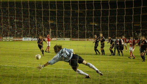 El paraguayo Carlos Lugo anotó el gol del título de Cienciano ante River Plate en la Sudamericana 2003. (Foto: GEC)