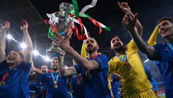 Italia se coronó campeón de la Eurocopa el año pasado tras vencer (3-2) en penales a Inglaterra. (Foto: AFP)