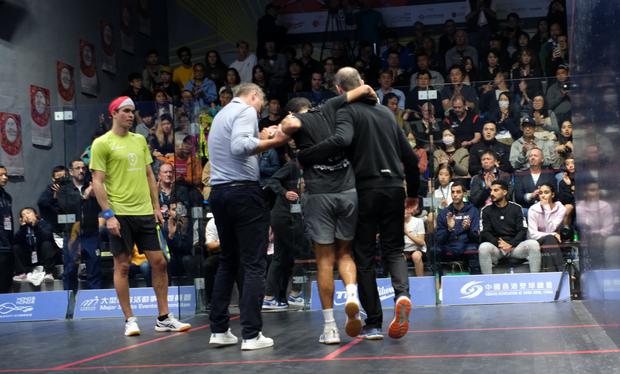 Karim Abdel Gawad sufrió una lesión y no pudo terminar el juego. (Foto: HK Squash)