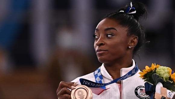 USA's Simone Biles poses with her bronze medal during the podium ceremony of the artistic gymnastics women's balance beam of the Tokyo 2020 Olympic Games at Ariake Gymnastics Centre in Tokyo on August 3, 2021. (Photo by Lionel BONAVENTURE / AFP)