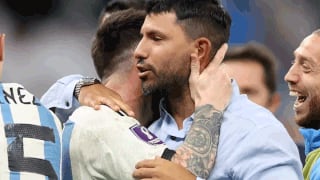Fue un regalo del ‘10′: Agüero se quedó con prendas de Messi y develó la nueva camiseta de Argentina