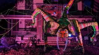 Esta casa decorada con una araña gigante que parece tener vida propia será lo más aterrador que verás en Halloween