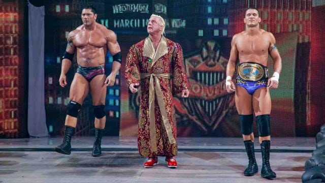Randy Orton se estrenó en Wrestlemania 20 haciendo equipo con Batista y Ric Flair. (Foto: WWE)