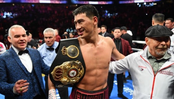 El boxeador ruso retuvo su título tras vencer a Canelo. (Foto: AFP)