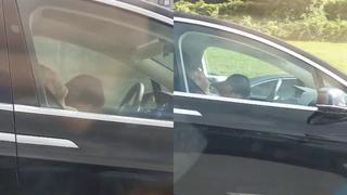 Auto que se “maneja solo” mientras su conductor y copiloto duermen en video viral divide a las redes sociales