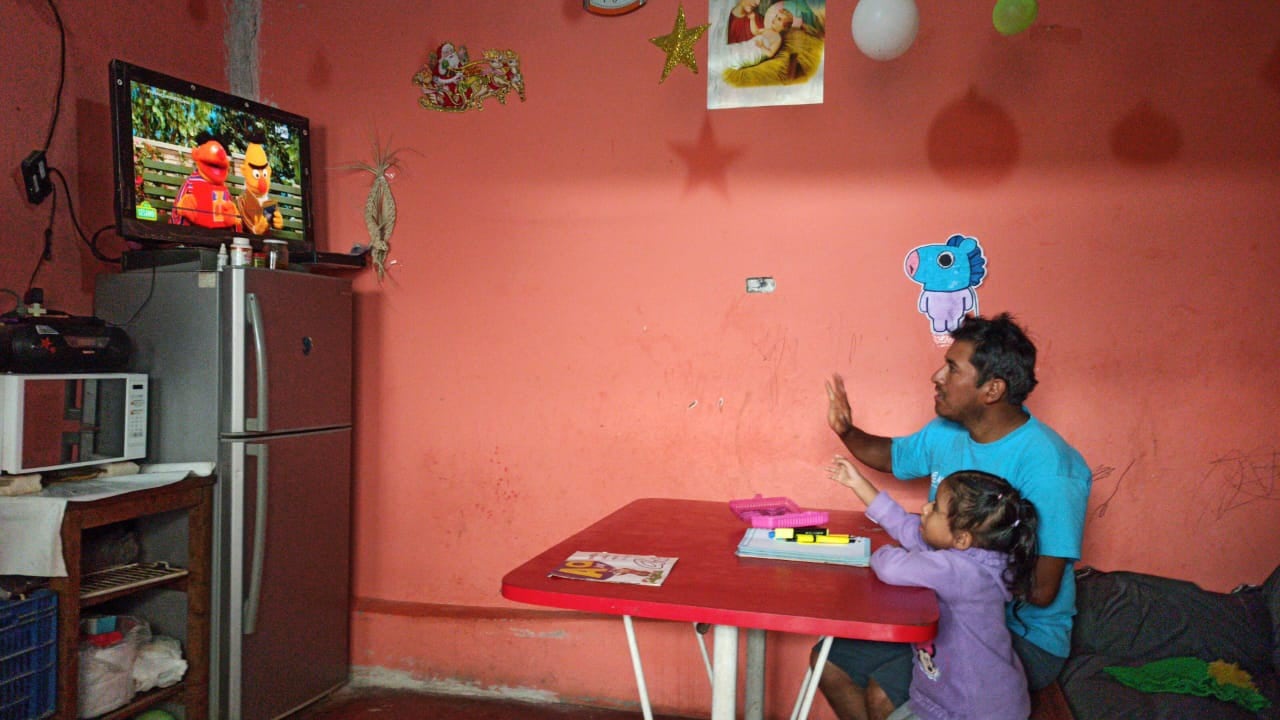 Miles de niños se conectaron a las señales del Estados y canales privados para conectarse a Aprendo en Casa. (Foto: Twitter)