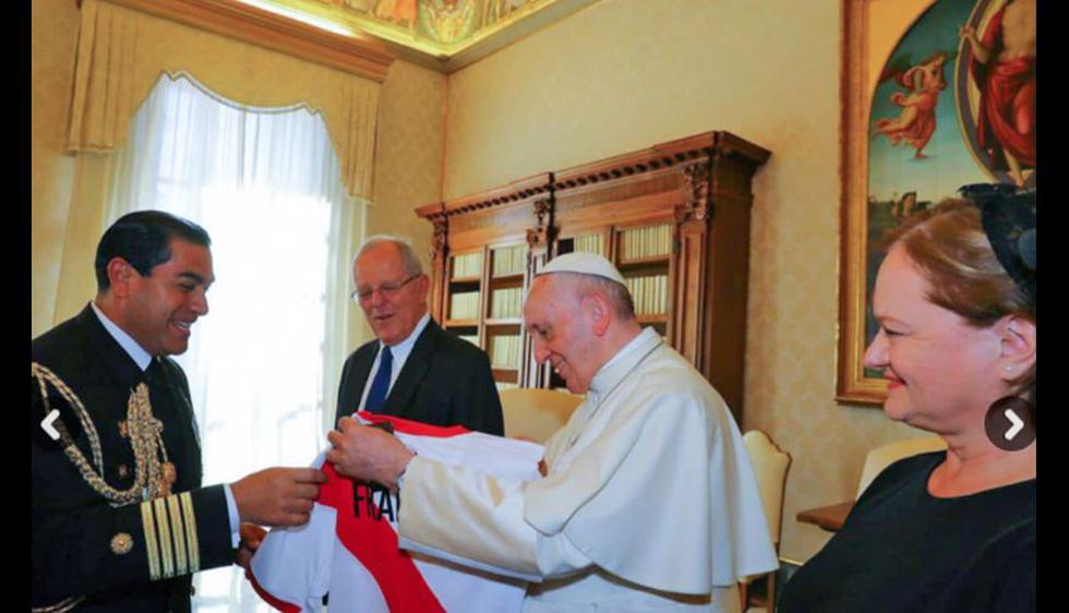 Al Papa Francisco le regalaron la camiseta ‘bicolor’ con su nombre. (Fotos: Andina)