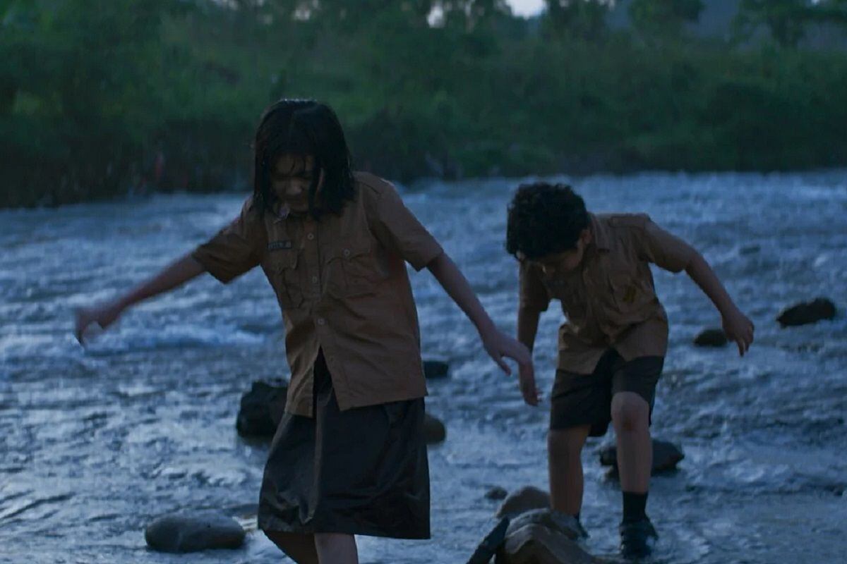 Anantya Kirana como Alana y Sultan Hamonangan como Rabin en la película indonesia "Monster" (Foto: Netflix)