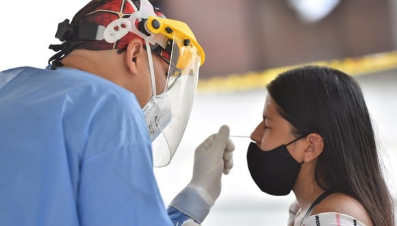 Una mujer se realiza una prueba de coronavirus covid-19 en Cali, Colombia. (EFE/Ernesto Guzmán Jr).