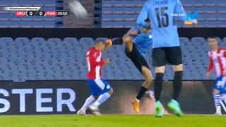 ¡A lo De Jong! Vecino se salvó de ser expulsado en el Uruguay vs. Paraguay [VIDEO]