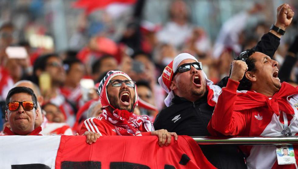 Hinchas de la Selección Peruana acudieron al estadio de Sochi. (Gonzalo Rodríguez/AFP)