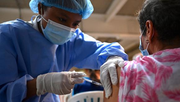 COVID-19, hoy en Colombia: conoce si se aplicará la cuarentena a los no vacunados en el país. (Photo by Luis ROBAYO / AFP)