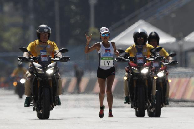 Nary Ly terminó en el último lugar en la maratón olímpica 2016 de los 133 atletas para completar el curso. (Foto: AFP)
