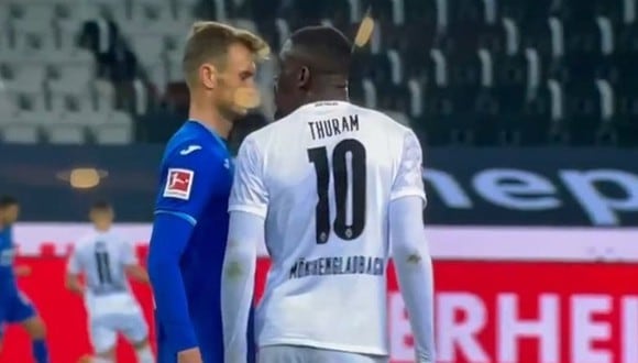 La reacción de Lilian Thuram al ver el escupitajo de Marcus, su hijo, a un rival. (Fuente: Bundesliga)
