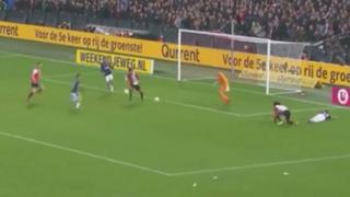 Todo mal: reprobable acción de hinchada del Feyenoord para evitar gol del PSV es viral [VIDEO]