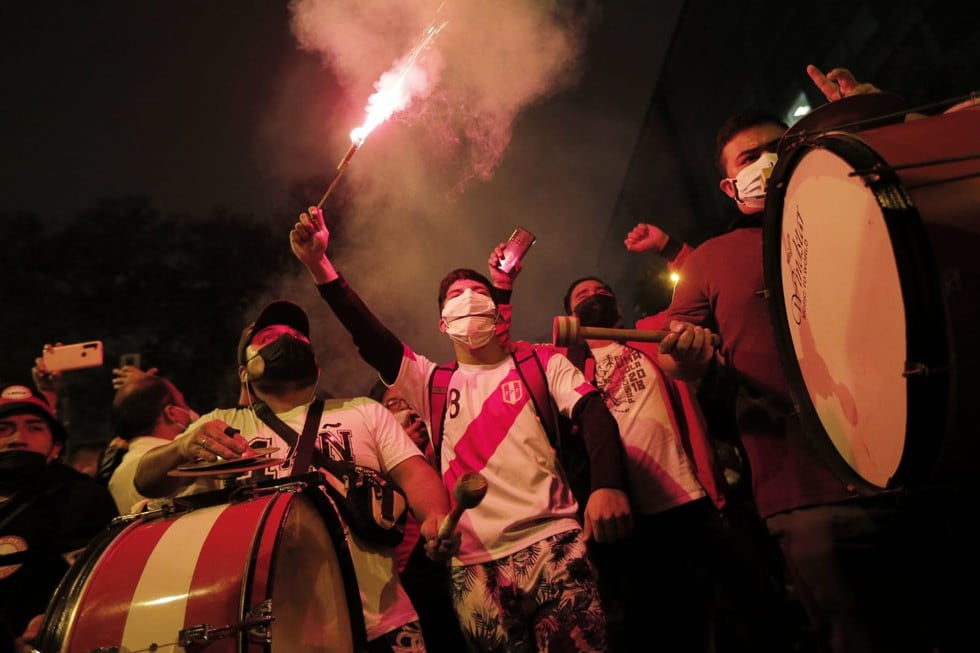 La noche de este miércoles se iluminó con fuegos artificiales y bengalas en Miraflores, epicentro de las manifestacions de respaldo a la selección peruana. (Foto: Andrés Paredes / @photo.gec)
