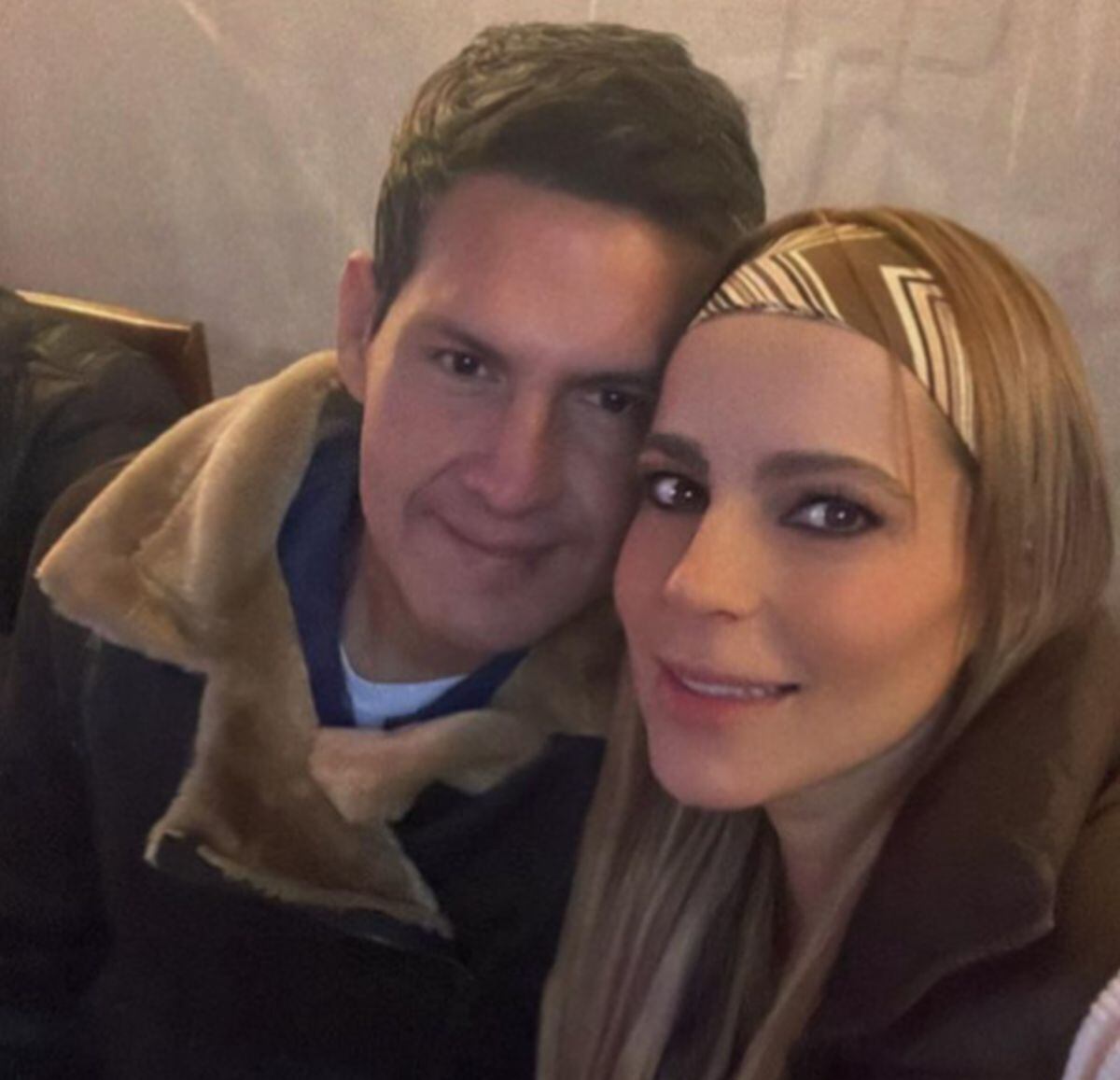 El representante de artistas junto a su esposa Fernanda (Foto: Mario Olvera / Instagram)