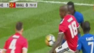 ¡Y no hubo VAR! Tremenda mano de Young no cobrada en el Manchester United-Chelsea [VIDEO]