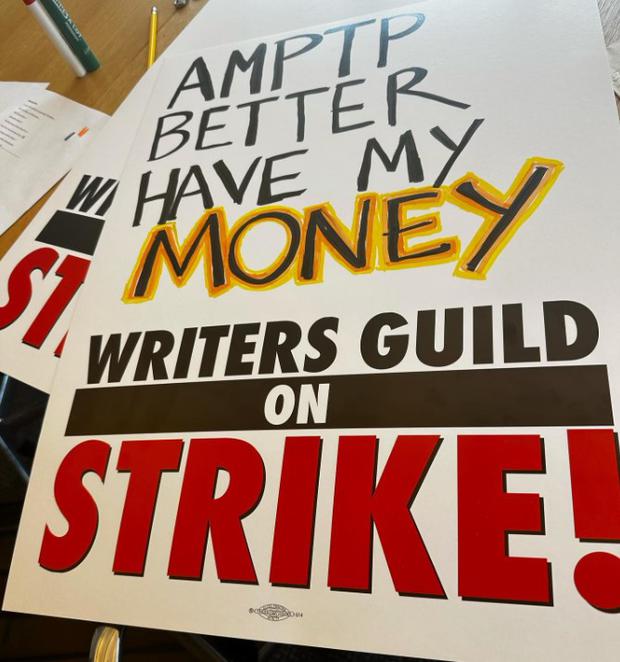 Carteles de protesta a favor de los guionistas (Foto: Writers Guild of America, East/Twitter)
