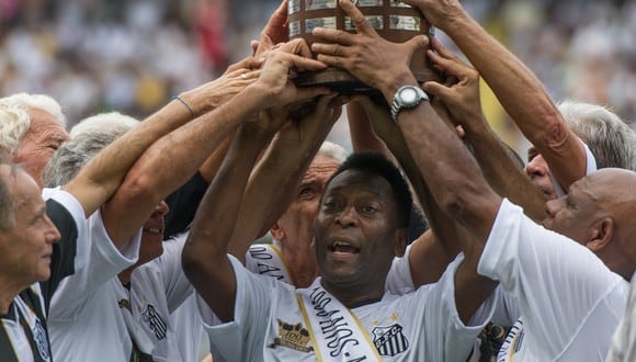Pelé acompañó al Santos y celebró en la cancha el título conseguido en 2011 ante el Peñarol. (Foto: AFP)
