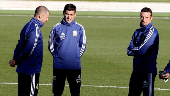 Scaloni junto a Walter Samuel y Roberto Ayala, parte de su comando técnico. (Foto: AFP)