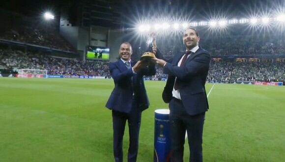 Pizarro y Cafú aparecieron en la final del mundial de clubes. (Captura FIFA TV)