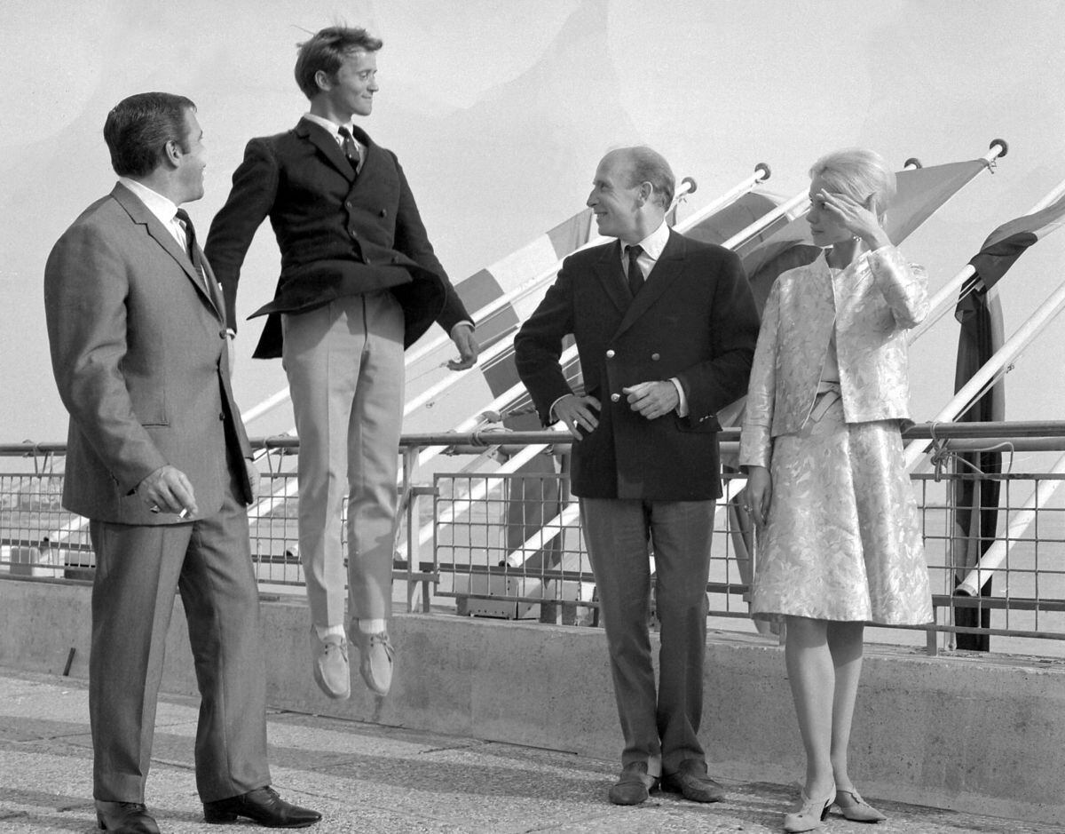 Henri Lambert, Philippe Avron, Albert Lamorisse y Mireille Negre, equipo de la película "Fifi la plume", posan para los fotógrafos, el 26 de mayo de 1965, durante el Festival de Cine de Cannes (Foto: AFP)