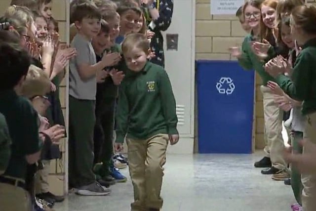 Niño de 6 años venció la batalla contra la leucemia y es ovacionado por sus compañeros de escuela. (Fox 8)