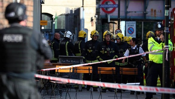 Este valiente policía rescató a dos niños del fuego de un terrible incendio en Londres (Foto: Twitter)