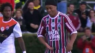 Ronaldinho sacó toda su magia de nuevo y se mandó un pase de desprecio en amistoso