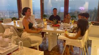 Un papá genial: Cristiano Ronaldo se luce en cena junto a sus cuatro hijos [VIDEO]