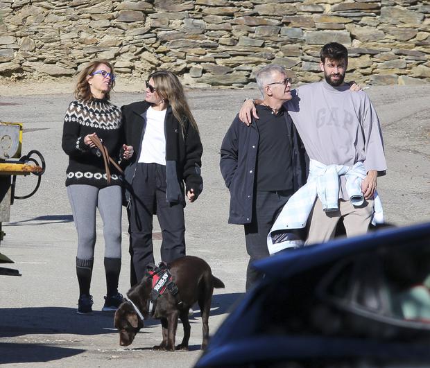 Los padres de Gerard pasearon junto a su hijo y a Clara Chía. (Foto: Lagencia Press/The Grosby Group)